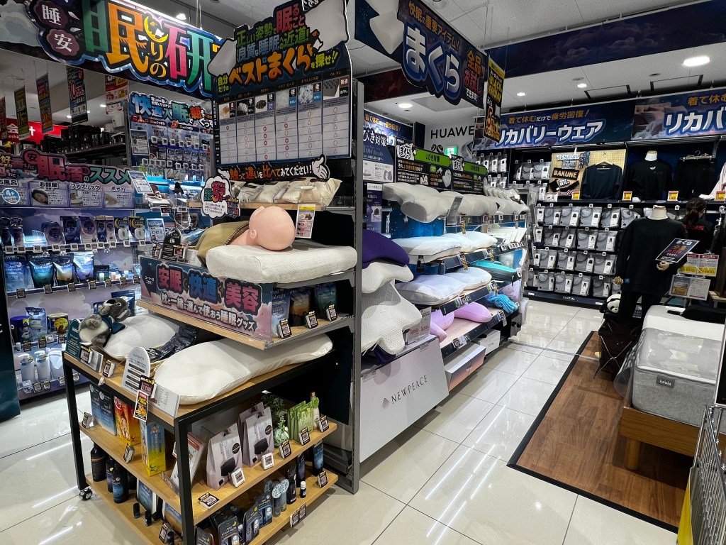 枕販売コーナーの店内風景、さまざまな枕や睡眠関連商品が陳列されている